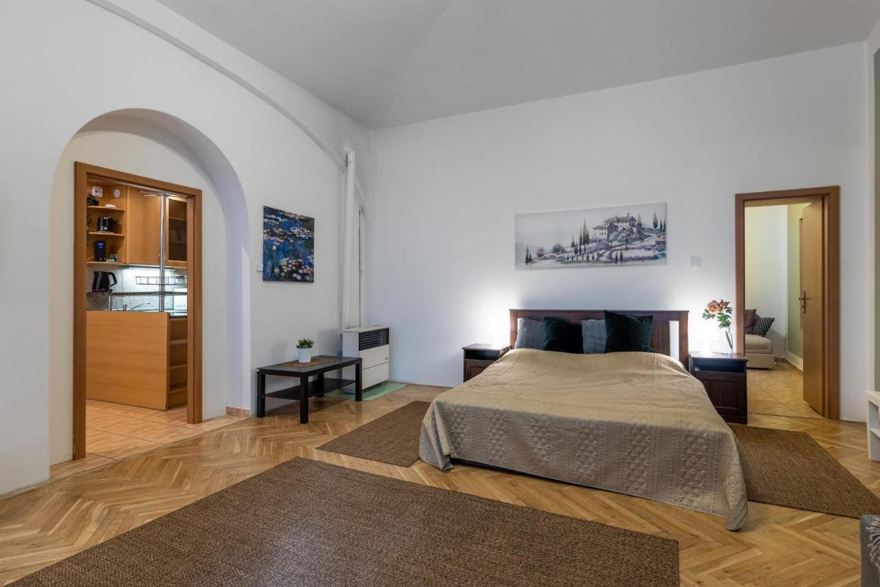 Spacious 3 Bedroom Apartment In The Heart Of Prag Eksteriør billede