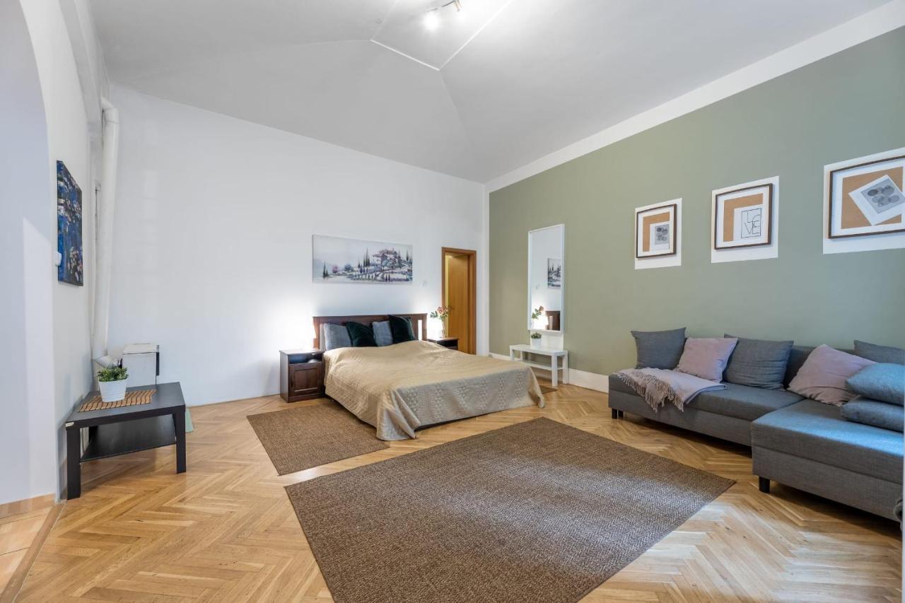 Spacious 3 Bedroom Apartment In The Heart Of Prag Eksteriør billede